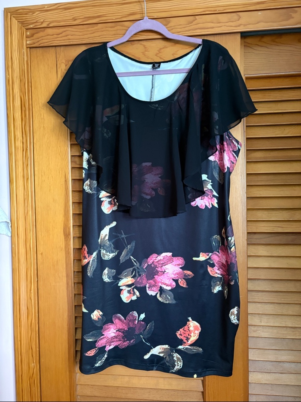 SHEIN Black Curve Top with Mauve Trim